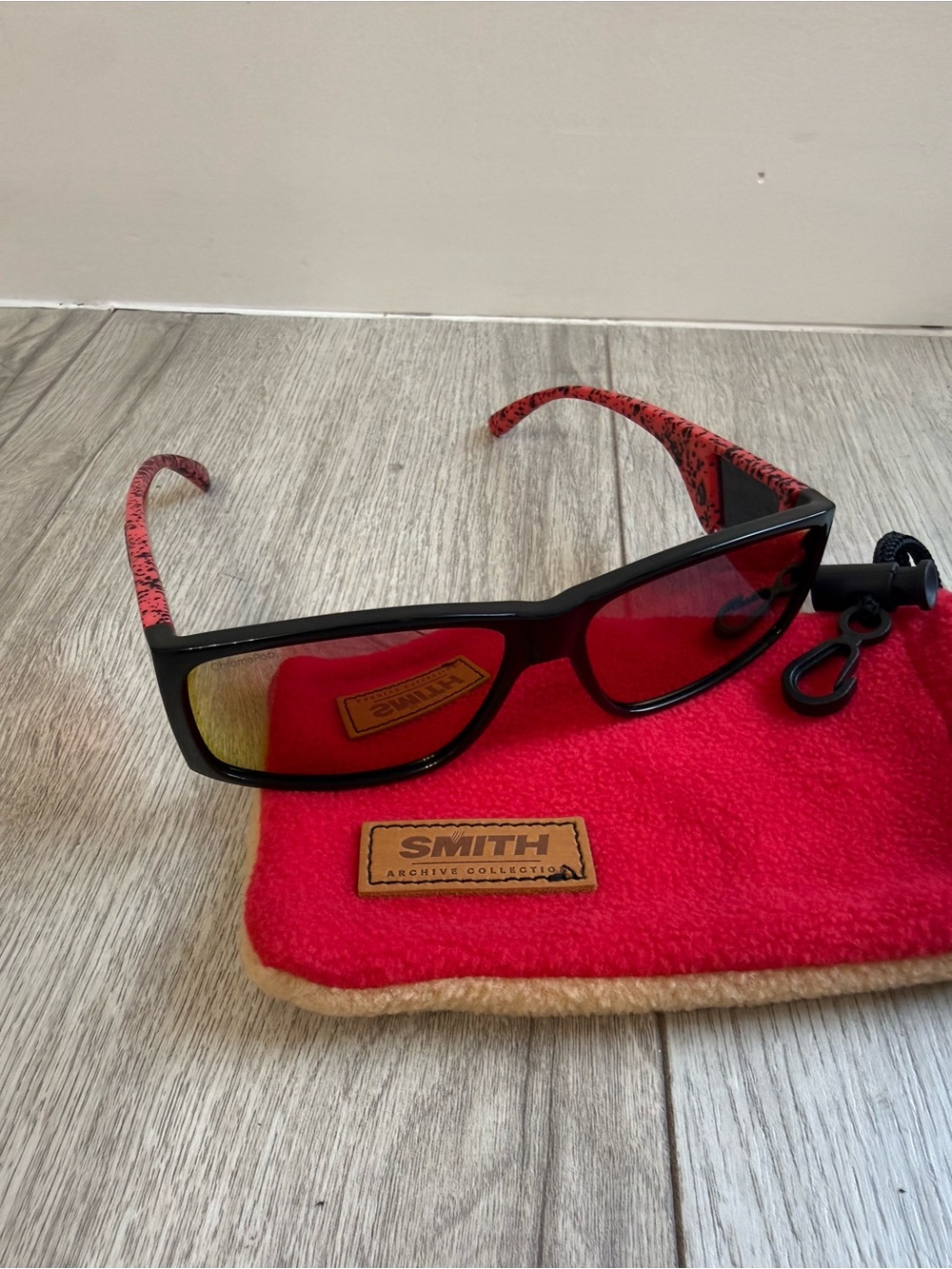 SMITH Monroe Peak Black Frame Sunglasses with Red Lenses and Red Pouch - Picture 2 of 10
